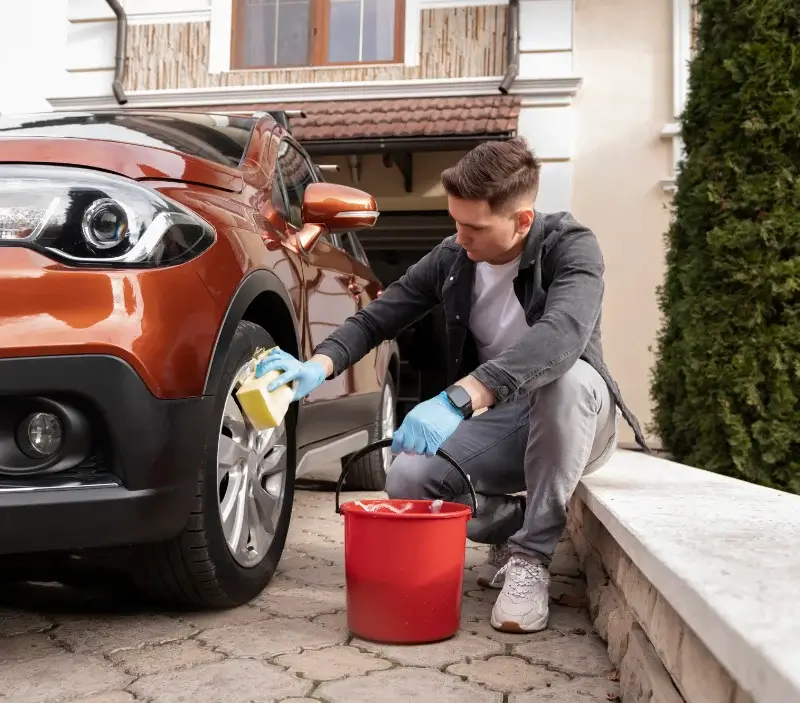 Lavage auto à domicile Mourmelon-le-Petit : professionnel intervenant sur un véhicule